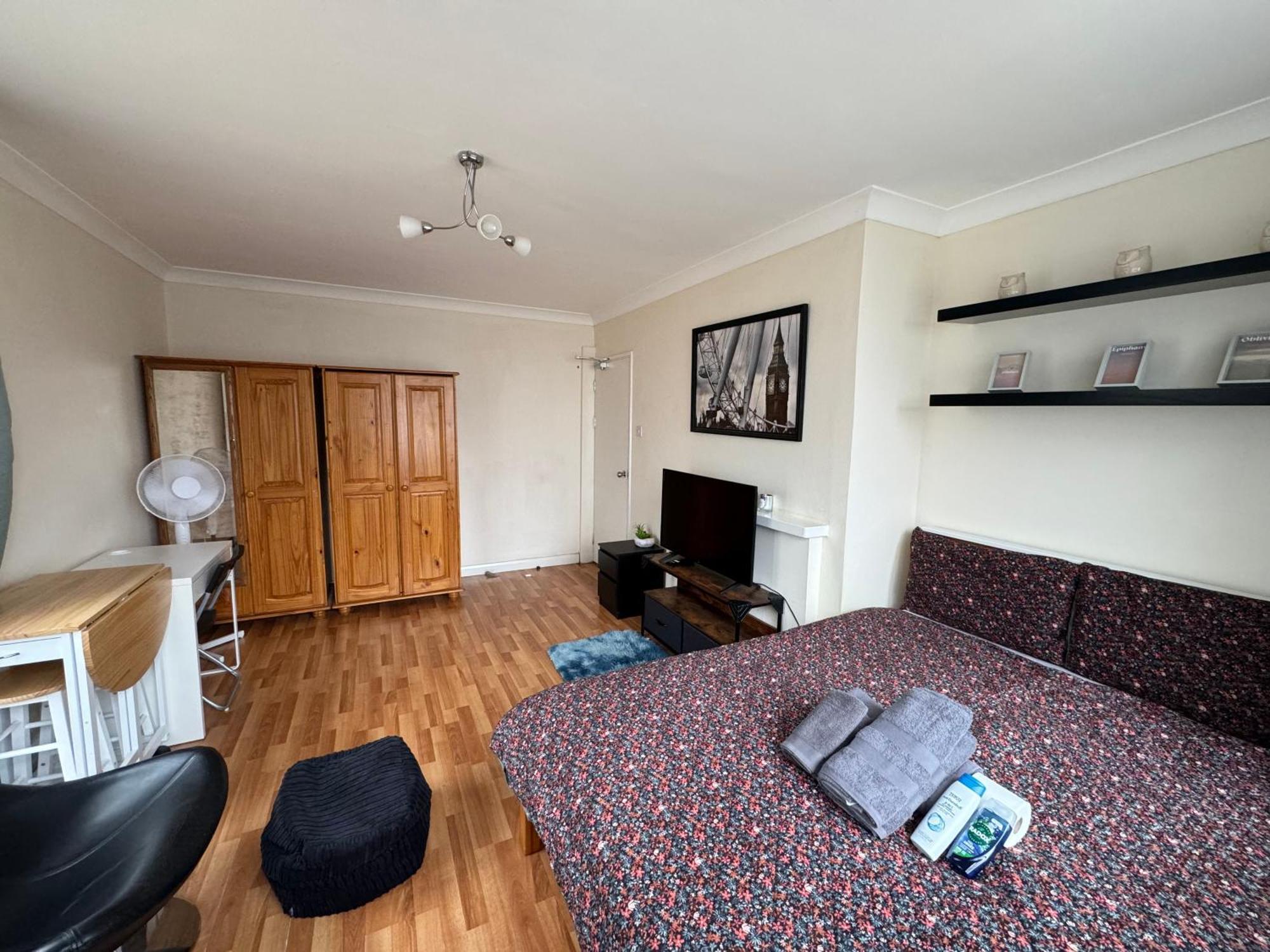 Apartment Huge And Affordable 3 Bedroom Flat In Hammersmith For 7 People With Welcome Breakfast *